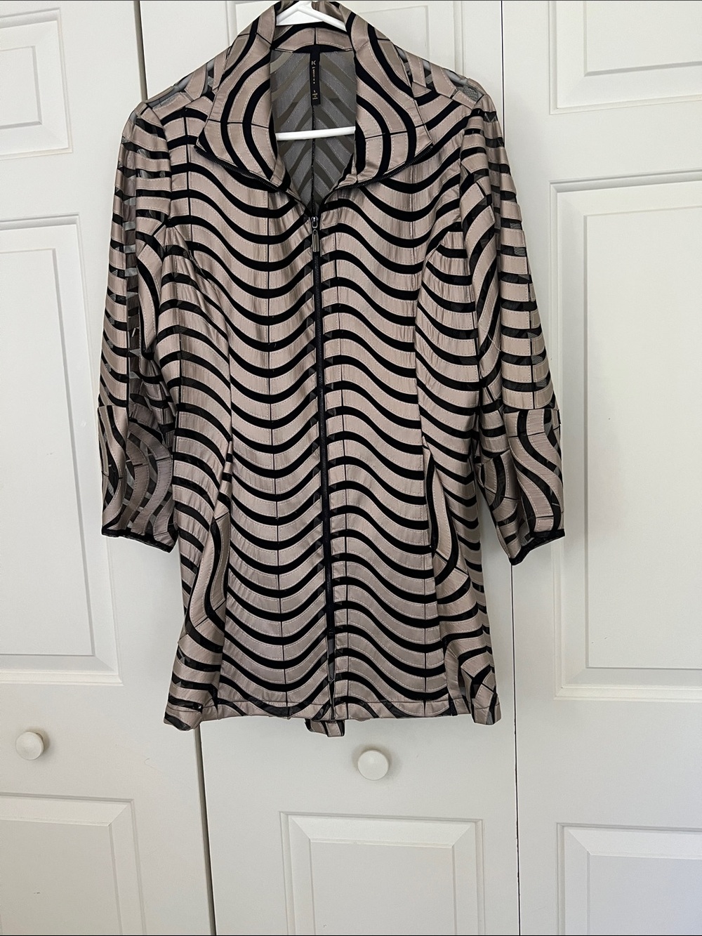 Striped Wave Zip-Front Tunic Jacket in Beige and Black